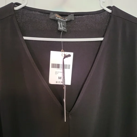 Beautiful low cut crop top - Picture 2 of 3